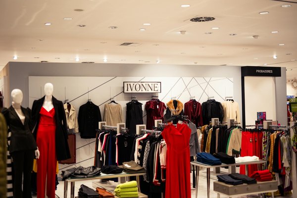 Rehaussez votre style : conseils pour combiner une veste en fausse fourrure et un pantalon en cuir avec élégance